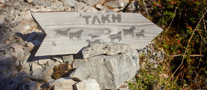 photo de pancarte en bois portant l'inscription TAKH