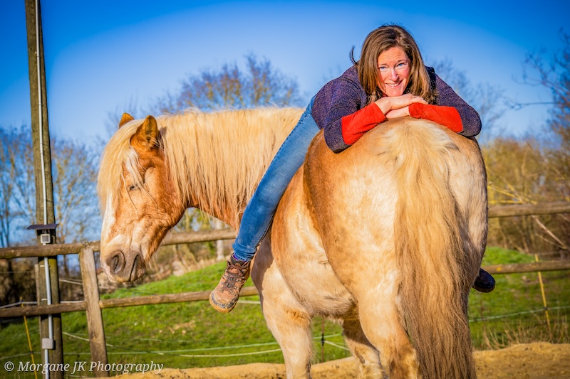 photo de Pauline Méquin, équithérapeute, en compagnie de son cheval